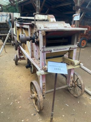un petit chariot avec une pancarte dessus, dans une cour