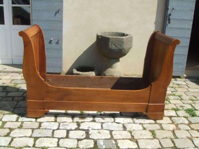 un banc en bois posé dans une rue pavée