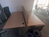 deux bureaux et une chaise dans une pièce