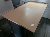 un bureau avec une chaise et un miroir dans un coin