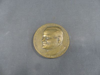 une pièce d'or sur laquelle figure l'image d'un homme
