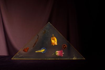un objet en forme de pyramide contenant divers objets