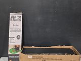 une boîte en carton posée sur une table
