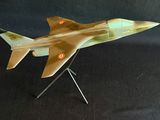une maquette d'avion de chasse posée sur un socle
