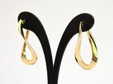 boucles d'oreilles dorées en forme de larme posées sur un support noir, sur fond blanc