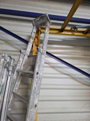 une échelle appuyée contre un mur dans un garage