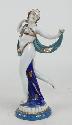 une image représentant une figurine de femme tenant un foulard bleu et blanc