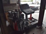 une machine posée sur un chariot dans un garage