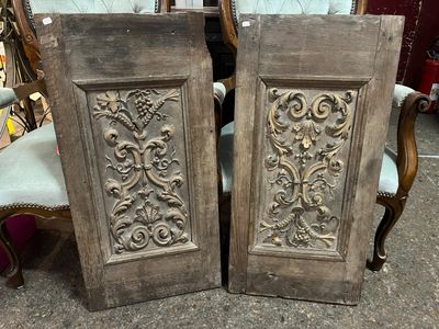 paire de portes anciennes en bois sculpté, ornées de motifs élaborés