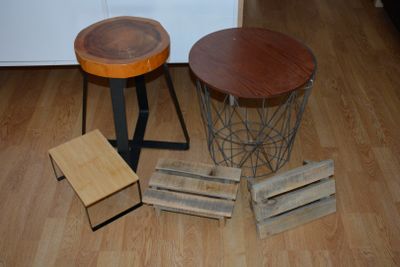 deux tabourets et une table posés à même le sol