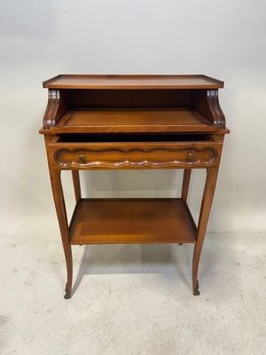 une table en bois surmontée d'une étagère
