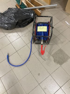 une photo d'une pièce où l'on voit un aspirateur et un sac par terre