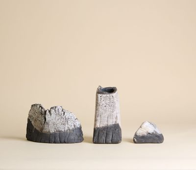 trois morceaux de bois posés sur une table