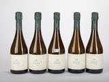six bouteilles de vin sont alignées sur une table