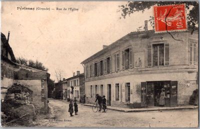 une vieille carte postale représentant une scène de rue avec des passants marchant sur le trottoir