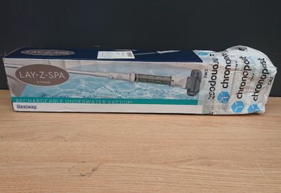 deux tubes de dentifrice posés sur une table en bois