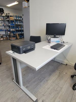 Bureau en mélaminé et métal laqué gris