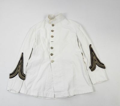 une veste blanche à rayures noires et à boutons sur les manches