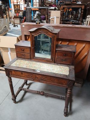 une petite table sur laquelle se trouve un miroir