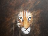 un tableau représentant un lion accroché au mur