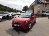 une voiture rouge garée devant un bâtiment