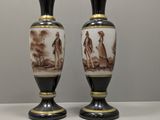 deux vases posés sur une table