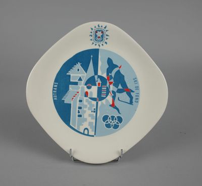 une assiette blanche ornée d'un motif bleu et rouge