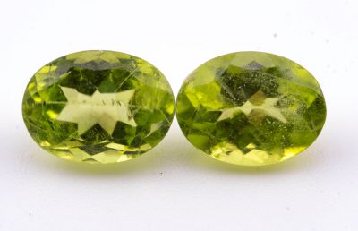 une paire de péridotites vertes ornées d'un motif en forme d'étoile