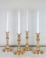 SUITE DE QUATRE FLAMBEAUX de style Louis XVI en bronze cisel…