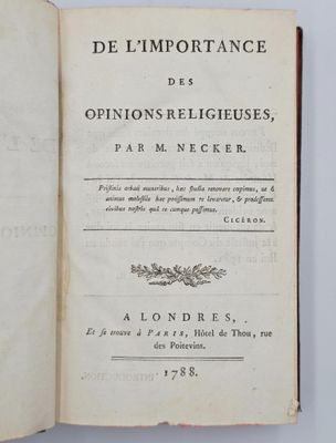 un livre ouvert posé sur une table, sur fond blanc