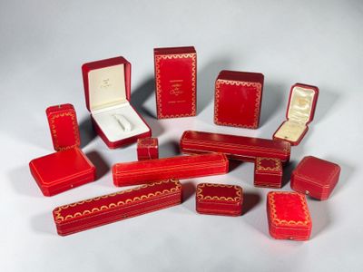 de nombreuses boîtes rouges ornées de motifs dorés sur un fond blanc