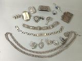 beaucoup de bijoux en argent sur une table blanche