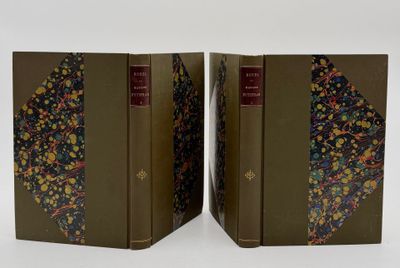 les deux livres sont posés côte à côte sur une surface blanche
