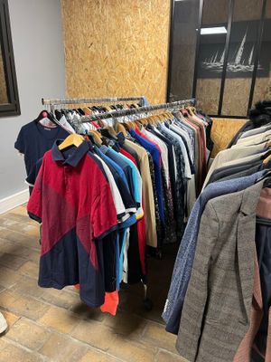 les vêtements sont suspendus à un portant dans un magasin de vêtements