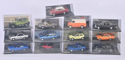 un grand nombre de voitures-jouets dans une vitrine