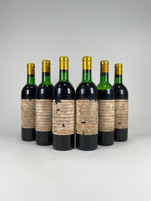 six bouteilles de vin sont alignées dans une rangée
