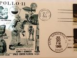 une carte postale sur laquelle figurent des astronautes