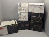 Plusieurs cartons de verres à vin sont empilés les uns sur les autres