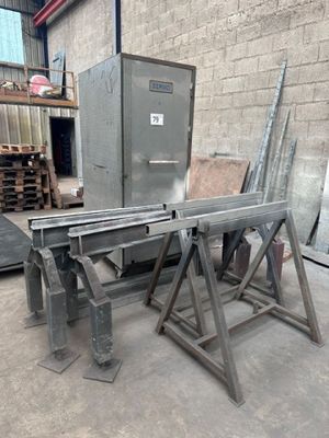 une grande machine qui se trouve dans un entrepôt