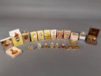 de nombreuses petites boîtes de parfum posées sur une table
