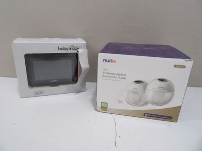 une boîte sur laquelle est posé un micro-ondes, à côté d'une autre boîte sur laquelle est posé un micro-ondes