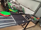 une table avec un frisbee et une voiture en arrière-plan