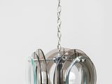 une lampe suspendue au plafond