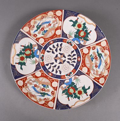 une assiette décorative ornée de nombreux motifs différents