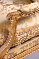 Fauteuil à dossier carré en bois mouluré, sculpté et doré à … (photo 6)