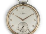 une montre de poche en argent et en or sur fond blanc