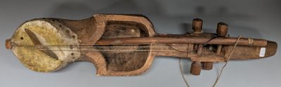 un instrument en bois accroché au mur