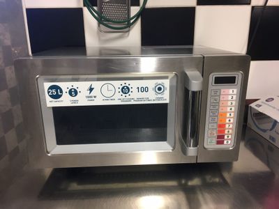 un micro-ondes posé sur le comptoir d'une cuisine
