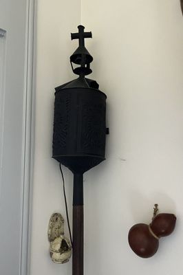 une horloge accrochée au mur à côté d'une paire de chaussures