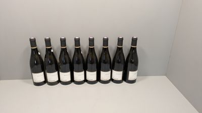six bouteilles de vin sont alignées sur une étagère blanche